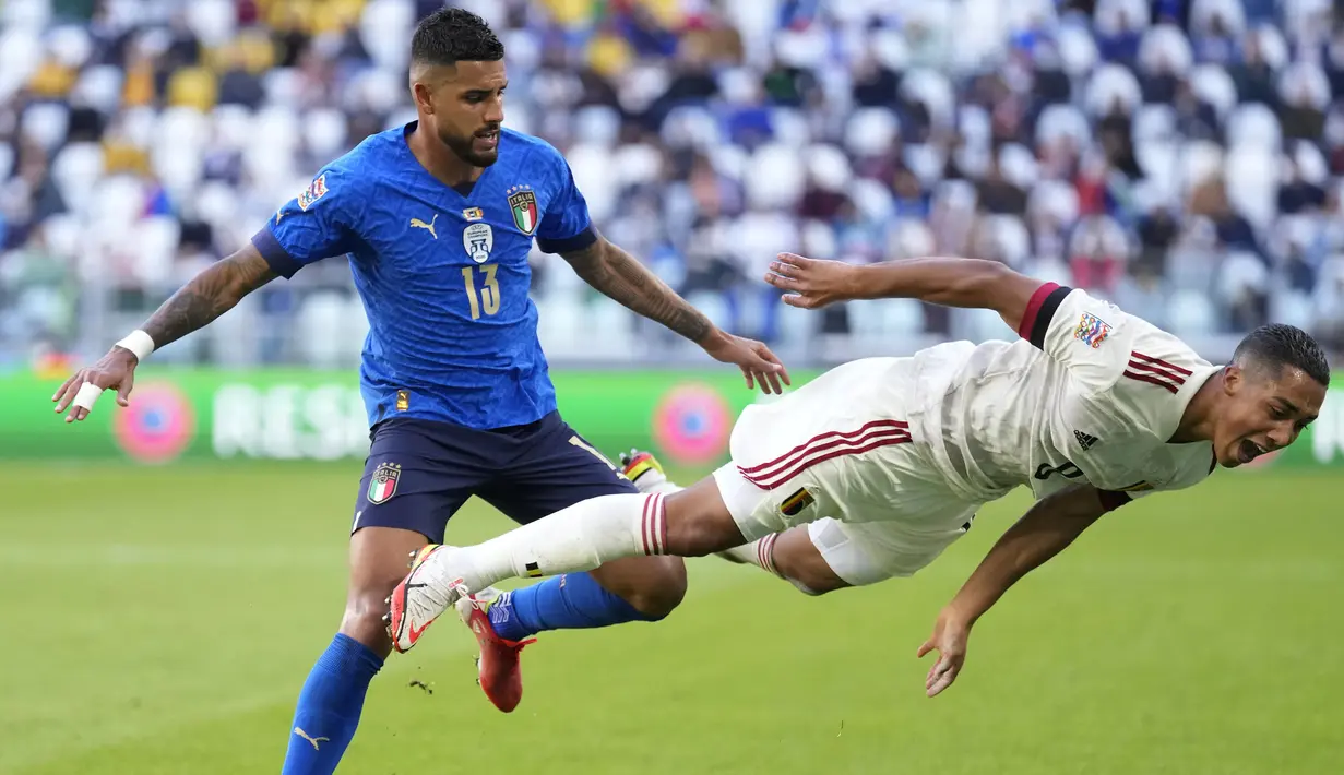 Harapan Belgia untuk menyamakan kedudukan akhirnya harus pupus ketika wasit meniupkan peluit panjang akhir pertandingan. Red Devil harus tunduk dengan skor 1-2 dari Gli Azzurri. (AP/Antonio Calanni)