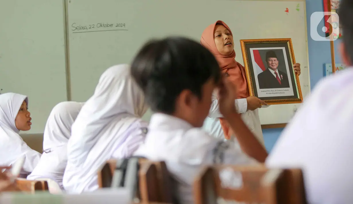 Lewat pigura, para guru juga memperkenalkan nama sekaligus wajah Presiden dan Wakil Presiden Republik Indonesia yang baru. (Liputan6.com/Herman Zakharia)