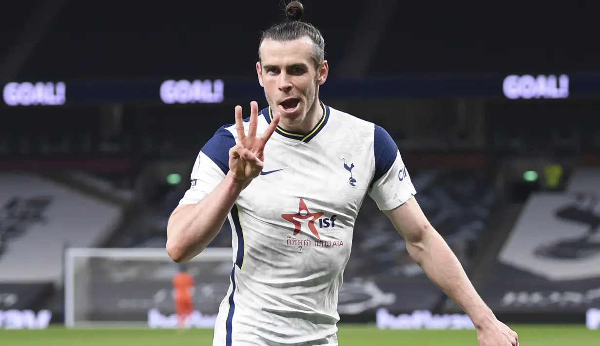 Penyerang Tottenham Hotspur, Gareth Bale berselebrasi usai mencetak gol ke gawang Sheffield United pada pertandingan Liga Inggris di Stadion Tottenham Hotspur di London, Senin (3/5/2021). Bale mencetak tiga gol di pertandingan ini dan mengantar Tottenham menang 4-0. (Shaun Botterill/Pool via AP)