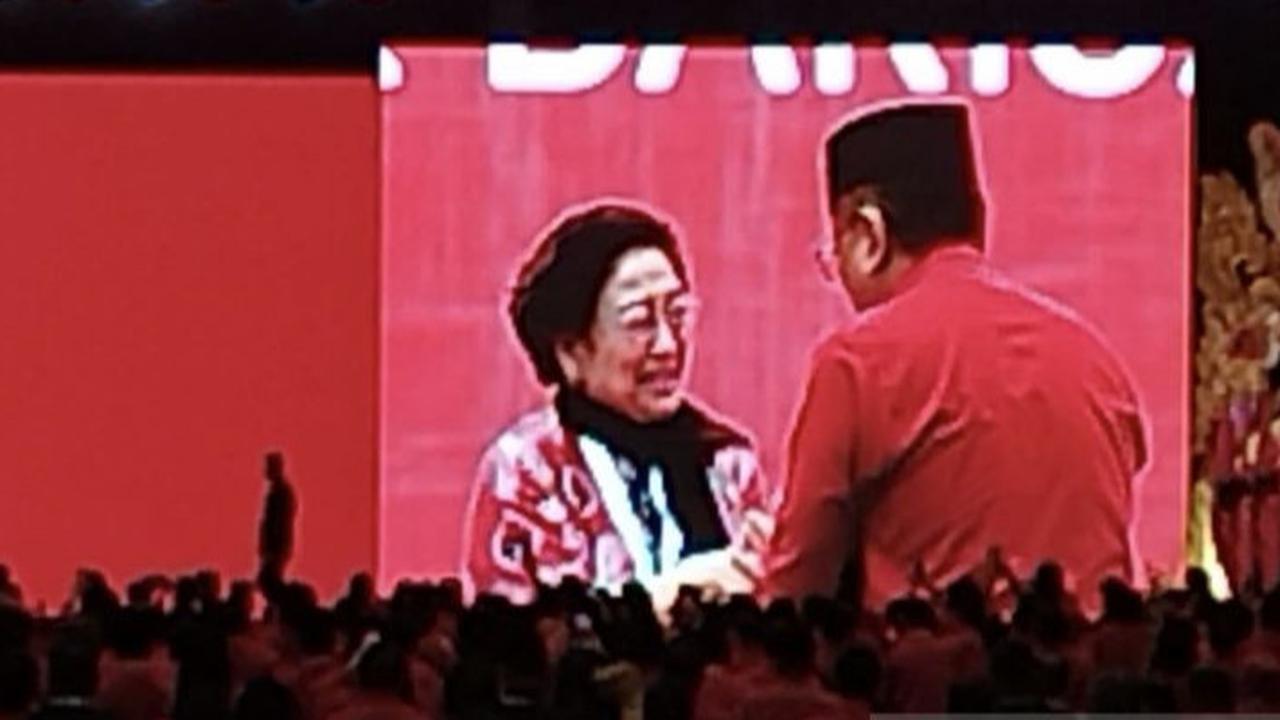 Tangis Megawati Pecah saat Hasto Mendadak Hadiri Kongres PDIP, Dipeluk dan Cium Tangan hingga Kader Teriak
