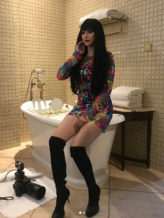 Wanita yang telah berhasil mengubah wajah Aura Kasih secantik boneka ialah Victoria Marlina, sedangkan fotografer dalam pemotretan kali ini adalah Rocky Jaya. (Instagram/aurakasih)