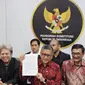 Sekjen PDIP menyerahkan amicus curiae dari Megawati Soekarnoputri ke Gedung Mahkamah Konstitusi (MK), Jakarta, Selasa (16/4/2024). (Liputan6.com/ Muhammad Radityo Priyasmoro)