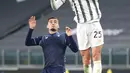 Gelandang Juventus, Adrien Rabiot berebut bola udara dengan gelandang Lazio, Andreas Pereira  pada pertandingan lanjutan Liga Serie A Italia di Stadion Allianz Turin, Italia, Minggu (7/3/2021). Juventus menang atas Lazio 3-1. (Tano Pecoraro / LaPresse via AP)