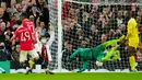 Pemain Manchester United Marcus Rashford (kedua kiri) merayakan setelah mencetak gol ke gawang Sheriff pada pertandingan sepak bola Grup E Liga Europa di Old Trafford, Manchester, Inggris, 27 Oktober 2022. Manchester United menang 3-0. (AP Photo/Jon Super)