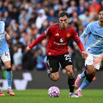 Gelandang Manchester United asal Uruguay #25, Manuel Ugarte (2 dari kiri), berlari ke arah bek Manchester City asal Portugal #03, Ruben Dias (kanan), sementara gelandang Manchester City asal Inggris #47, Phil Foden (kiri), dan gelandang Manchester City asal Belanda #04, Tijjani Reijnders (2 dari kanan), menyaksikan pertandingan&nbsp;Premier League&nbsp;antara Manchester City dan Manchester United di Stadion Etihad di Manchester, Inggris barat laut, pada 14 September 2025. (Oli SCARFF/AFP)