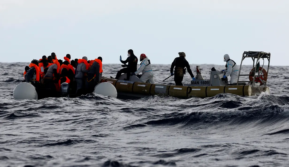 Suasana penyelamatan para imigran di Laut Mediterania, sekitar 36 mil laut dari lepas pantai Libya (2/2). Penyelamatan yang dilakukan penjaga pantai Spanyol LSM Proactiva Open Arms ini sudah yang ke-112. (Reuters/Yannis Behrakis)