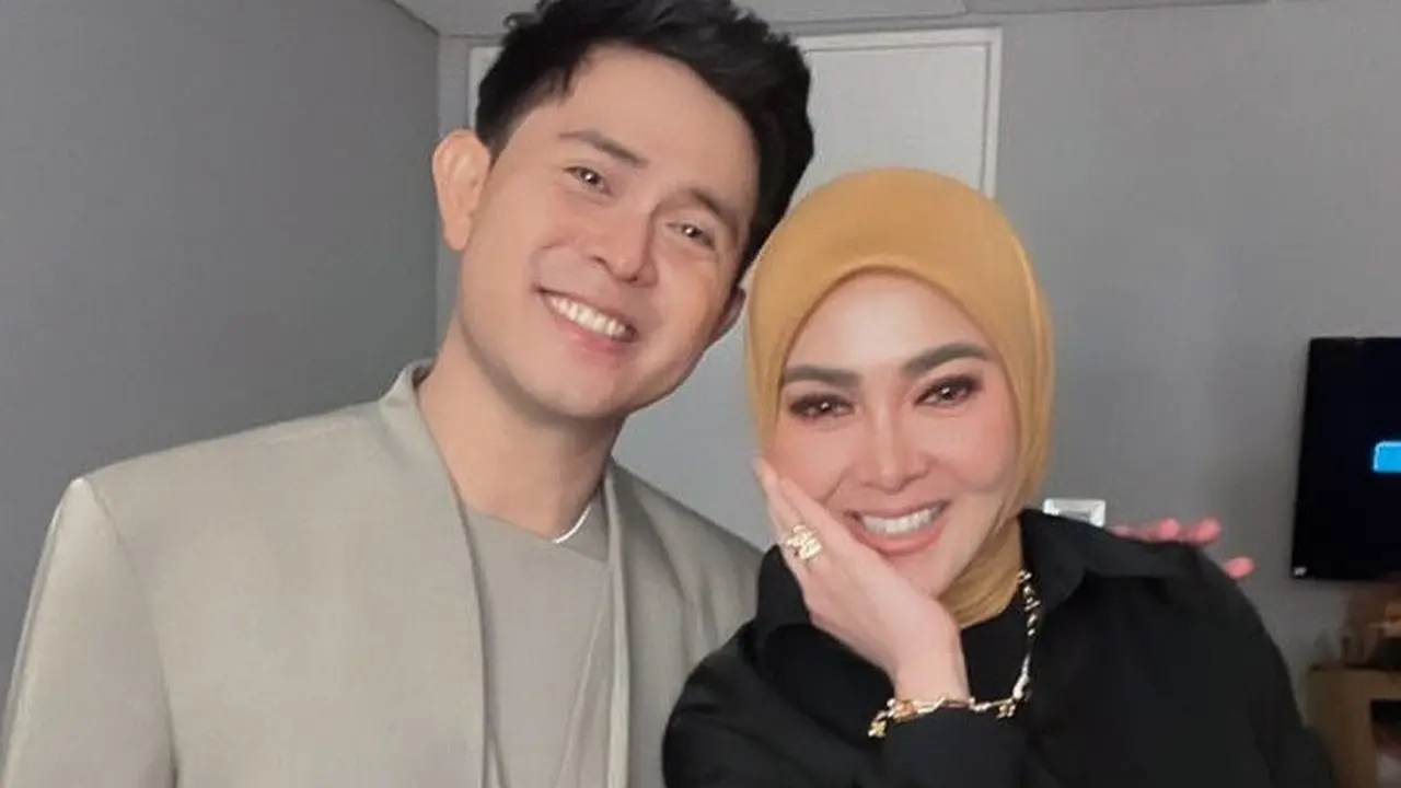 Gaya Syahrini Nonton Konser Cakra Khan di Singapura