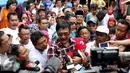 Djarot Saiful Hidayat memberi keterangan pada awak media di Kawasan Kapuk, Cengkareng, Jakarta Barat, Minggu (30/10). Dalam kampanyenya jika terpilih, Djarot berjanji akan menata kawasan kapuk agar menjadi layak huni. (Liputan6.com/Gempur M. Surya)