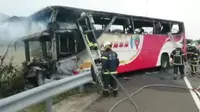 Bus wisata yang membawa pengunjung dari China terbakar. (Ksl.com)