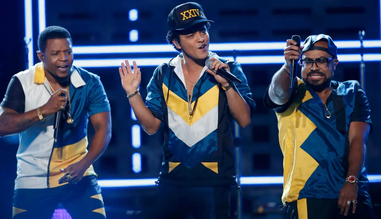 Penampilan Bruno Mars saat membuka ajang tahunan American Music Awards (AMA) 2016 di Los Angeles, California, Minggu (20/11). Membawakan lagu terbarunya, 24K MagiC, Bruno Mars membuat panggung AMA 2016 seketika bergoyang. (REUTERS/Mario Anzuoni)