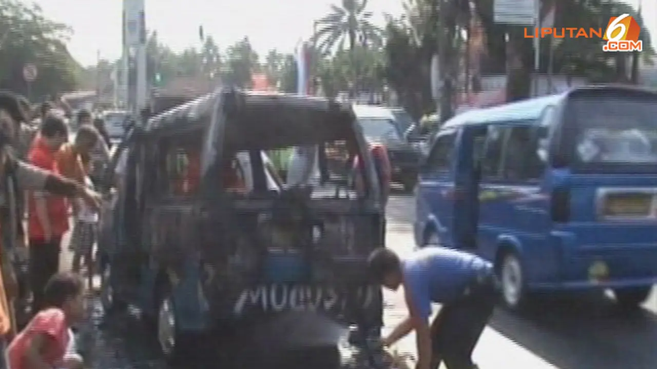 angkot-bakar130824a.jpg