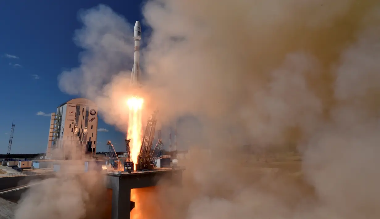 Roket Soyuz 2.1a yang membawa satelit Lomonosov, Aist-2D, dan Samsat-218 mulai lepas landas dari landasan kosmodrom baru Vostochny di Uglegorsk, Blagoveshchensk, Rusia (28/4). (REUTERS/ Kirill Kudryavtsev)
