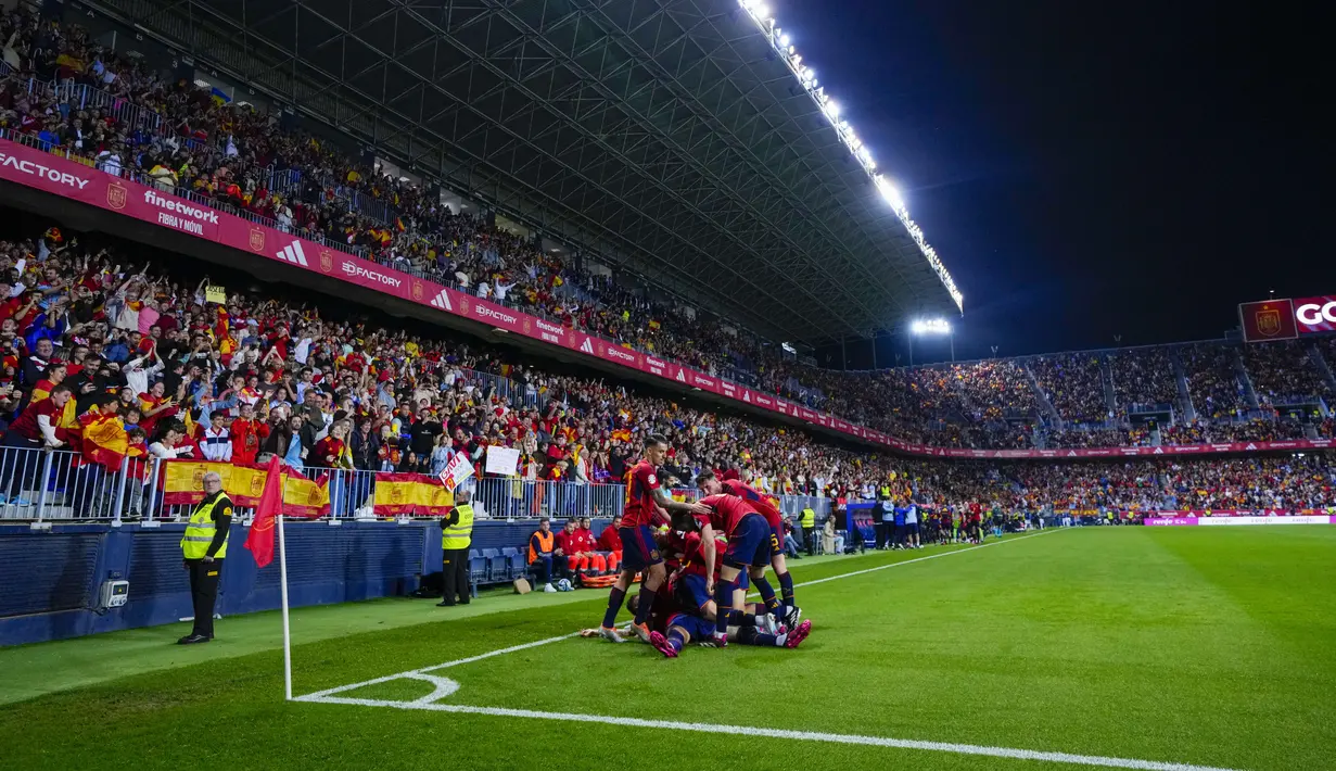 Para pemain Spanyol merayakan gol yang dicetak oleh Joselu ke gawang Norwegia pada laga pembuka Grup A Kualifikasi Euro 2024 di Estadio La Rosaleda, Malaga, Minggu (26/3/2023). Hasil ini membuat Spanyol untuk sementara memuncaki klasemen Grup A Kualifikasi EURO 2024 dengan koleksi tiga poin. (AP Photo/Manu Fernandez)