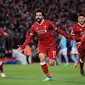 Penyerang Liverpool Mohamed Salah merayakan gol bersama rekan setimnya saat melawan Manchester City dalam pertandingan Liga Champions di Anfield, Liverpool (4/4). Liverpool menang 3-0 atas Manchester City. (Peter Byrne/PA via AP)