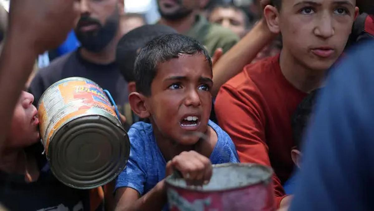 Tangis dan Jerit Anak-anak Gaza Saat Antre Pembagian Makanan