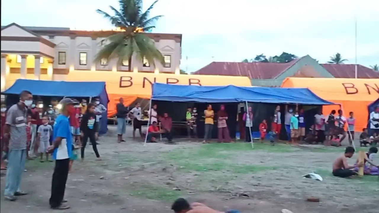 Pengungsi erupsi gunung Ili Lewotolok berada di kema pengungsian halaman kantor perpustakaan Kabupaten Lembata. (Liputan6.com/ Dionisius Wilibardus)