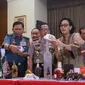 Menteri Keuangan Sri mulyani (kedua kiri) menunjukkan barang bukti hasil sitaan di Bea dan Cukai, Jakarta, Kamis (15/2). Sebanyak 142.519 botol minuman keras dan  12.919.499 batang rokok dimusnakan. (Liputan6.com/Anggan Yuniar)