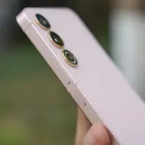 Gambar render mockup Galaxy S24 yang memiliki desain tipis dengan frame tajam sekilas mirip iPhone (Foto: Mockup Samsung Galaxy S24 GSM Arena)