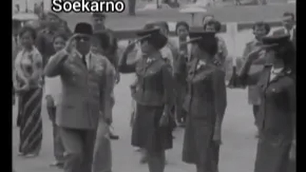 Momen rapat yang menghadirkan para petinggi militer tersebut rupanya juga didatangi langsung oleh Presiden Soekarno. Mengenakan setelan jas khas, Soekarno melenggang masuk dengan tongkat komando yang berada di tangan.