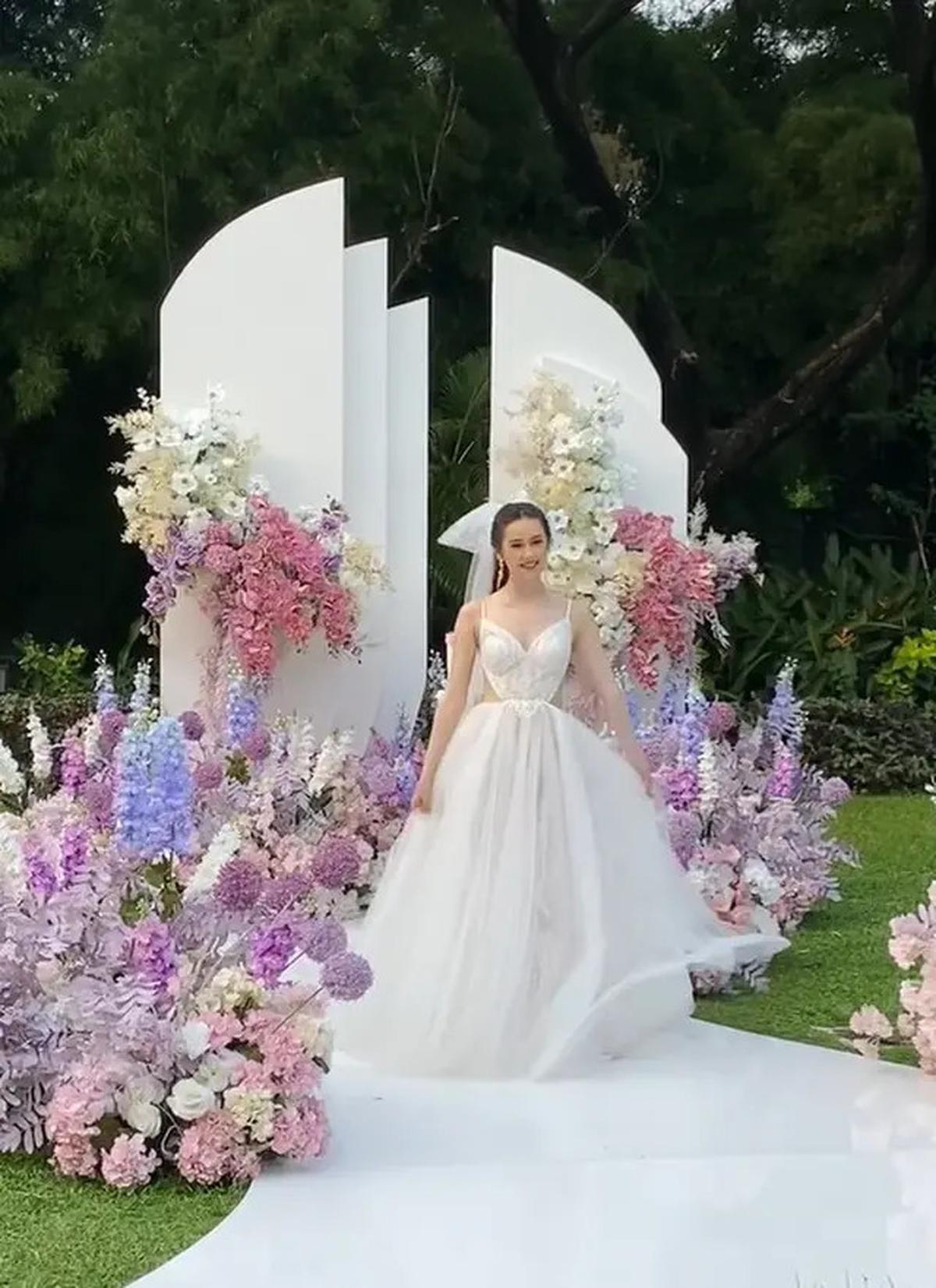 6 Gaya Vika Kolesnaya Istri Billy Syahputra Jadi Model Gaun Pengantin, Penampilannya Bikin Pangling