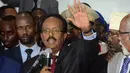 Mohamed Abdullahi Farmajo melambaikan setelah terpilih sebagai Presiden baru Somalia, di Mogadishu, Rabu (8/2). Farmaajo yang merupakan mantan perdana menteri di negara itu memiliki kewarganegaraan ganda Amerika Serikat-Somalia. (MUSTAFA HAJI ABDINUR/AFP)