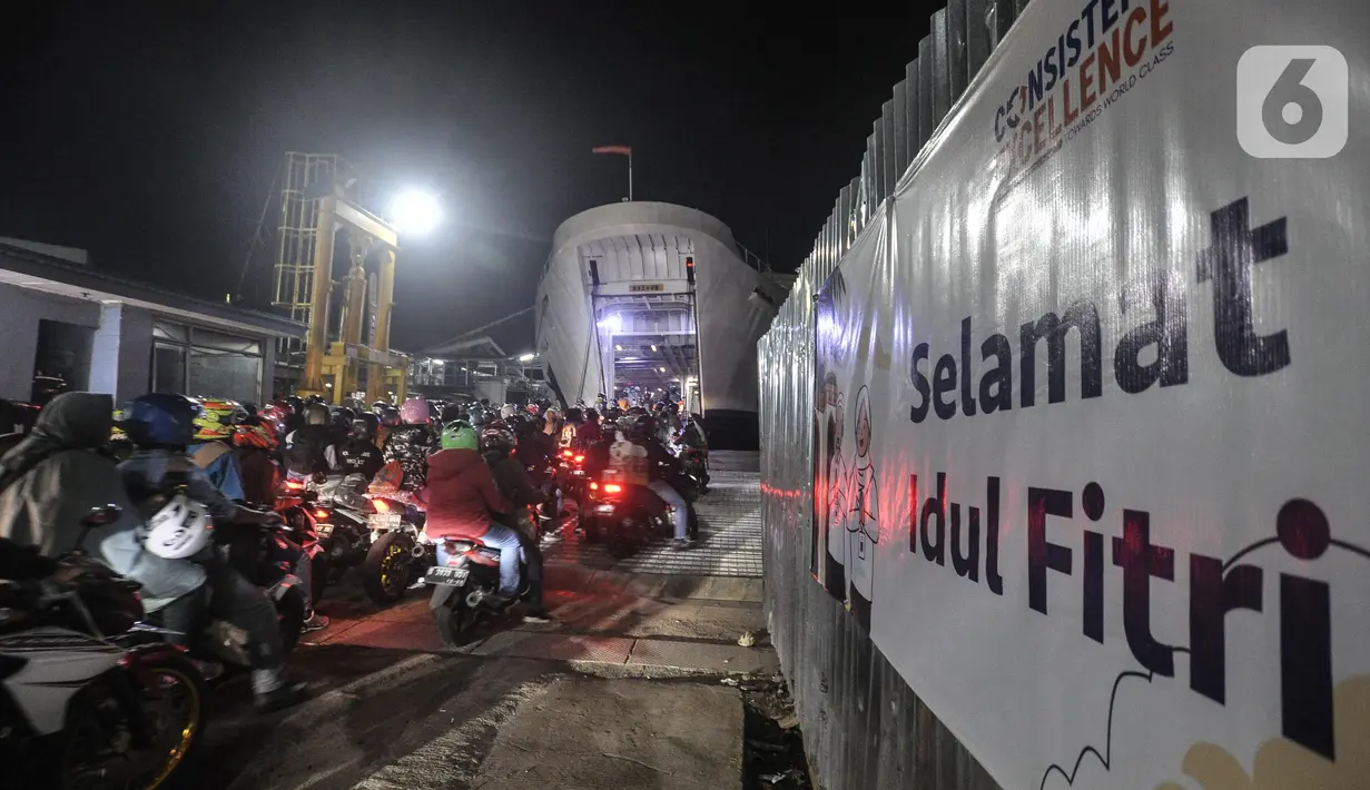 <p>Pemudik sepeda motor saat antre memasuki kapal di Pelabuhan Merak, Cilegon, Banten, Sabtu (30/4/2022) dini hari. Antrean pemudik sepeda motor masih mewarnai arus mudik di Pelabuhan Merak pada H-2 Lebaran atau Puncak Arus Mudik yang terjadi hari ini. (merdeka.com/Iqbal S. Nugroho)</p>