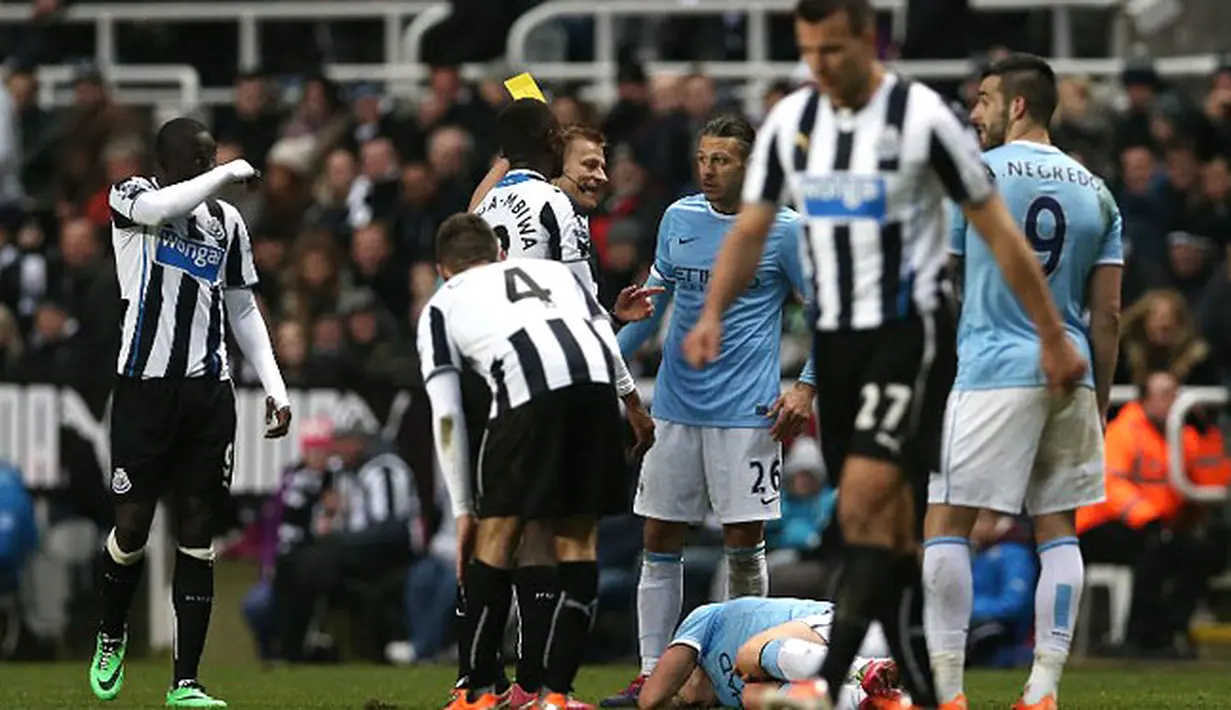 Aksi Diving Samir Nasri membuahkan kartu kuning bagi Mapou Yanga-Mbiwa pada pertandingan sepak bola Liga Inggris antara Newcastle United vs Manchester City di St James 'Park, Newcastle upon Tyne (12/01/14). (AFP/Ian Macnicol)
