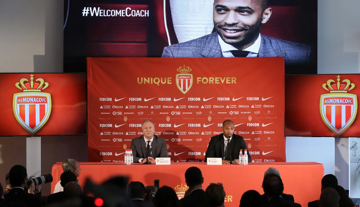 Legenda Prancis, Thierry Henry, bersama Wakil Presiden AS Monaco, Vadim Vasilyev, saat diperkenalkan sebagai pelatih baru di Monaco, Rabu (17/10). Dirinya menggantikan posisi yang ditinggalkan Leonardo Jardim. (AFP/Valery Hache)