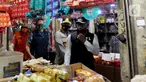 Wali Kota Bogor Bima Arya (kanan) saat mengecek kepatuhan warga dalam menggunakan masker di Pasar Ciawi, Bogor, Kamis (10/9/2020). Kegiatan ini bagian dari kesepakatan antara Pemkot dan Pemkab Bogor dalam pengawasan penerapan protokol kesehatan di titik-titik perbatasan. (merdeka.com/Arie Basuki)