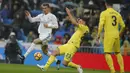 Striker Real Madrid, Cristiano Ronaldo, berusaha melewati bek Villarreal, Daniele Bonera, pada laga La Liga Spanyol di Stadion Santiago Bernabeu, Madrid, Sabtu (13/1/2018). Real Madrid kalah 0-1 dari Villarreal. (AP/Paul White)