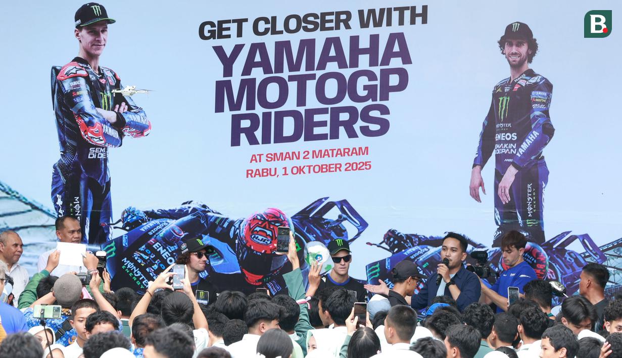 Ribuan siswa dan guru menyambut hangat kehadiran dua bintang MotoGP dunia tersebut dalam acara meet and greet yang berlangsung meriah. (Bola.com/M Iqbal Ichsan)