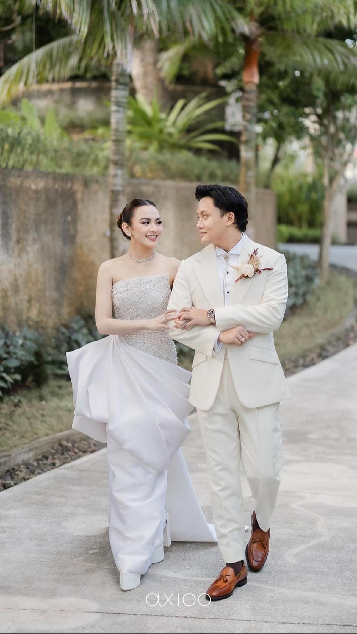 Dalam balutan gaun rancangan desainer Hiantjen, Mahalini terlihat cantik dan anggun digandeng sang suami.