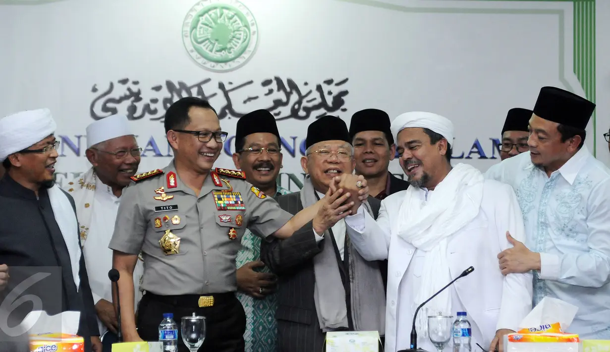 Kapolri Jenderal Pol Tito Karnavian (ketiga kiri) menyalami Ketua Dewan Pembina GNPF-MUI, M Rizieq Shihab usai memberi keterangan di gedung MUI, Jakarta, Senin (28/11). Keduanya bertemu untuk membahas aksi 2 Desember. (Liputan6.com/Helmi Fithriansyah)