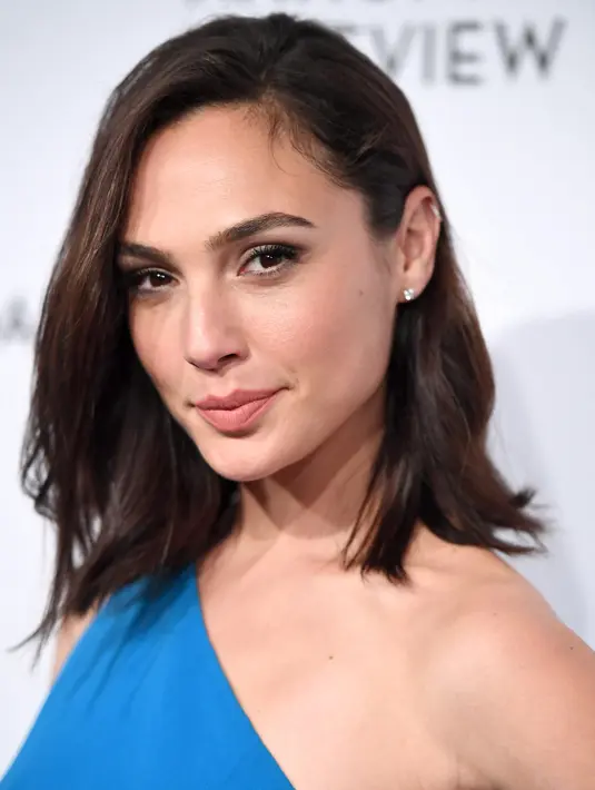 Ekspresi Gal Gadot saat menghadiri acara "National Board of Review Awards" di New York, Amerika Serikat, (9/1). Wanita 32 tahun ini tampil cantik dengan gaun berwarna biru. (AFP Photo/ Angela Weiss)