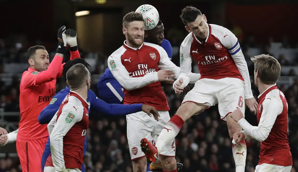 Pemain Chelsea, Antonio Ruediger (tengah) berusaha menyundul bola dari adangan bek Arsenal pada laga semifinal Piala Liga Inggirs di Emirates stadium, London, (24/1/2018). Arsenal menang 2-1. (AP/Matt Dunham)