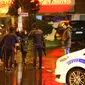 Petugas keamanan berjaga disekitar lokasi terjadinya penembakan di Istanbul, Turki (1/1). Diduga dua orang pria bersenjata memasuki kelab malam Reina, Istanbul dan langsung melancarkan aksi serangan brutal. (Reuters/Osman Orsal)