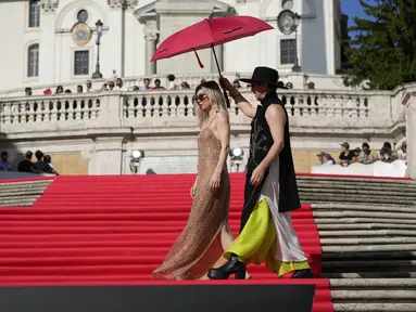 Aktris Vanessa Kirby tiba di karpet merah pemutaran perdana dunia untuk film "Mission: Impossible - Dead Reckoning" di Spanish Steps di Roma, Senin, 19 Juni 2023. (AP Photo/Alessandra Tarantino)