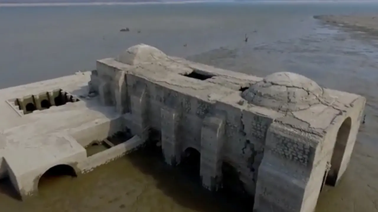 Gereja Misterius Berusia 400 Tahun Muncul dari Waduk Kekeringan