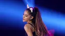 Ariana Grande tampil memukau dengan mengenakan kostum mini andalan berwarna hitam, tak lupa bandana dengan kuping kecil menghiasi kepalanya. (Galih W. Satria/Bintang.com)