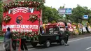 Karangan bunga dari Ketum PDIP, Megawati Soekarno Putri, baru saja tiba di sekitar tempat resepsi Gibran Rakabuming Raka-Selvi Ananda, di Gedung Graha Saba Buana, Solo, Rabu (10/6/2015). (Liputan6.com/Faizal Fanani)