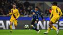 Striker Inter Milan, Lautaro Martinez, melepaskan tendangan ke gawang Barcelona  pada laga Liga Champions di Stadion San Siro, Milan, Selasa (10/12). Inter kalah 1-2 dari Barcelona. (AFP/Miguel Medina)