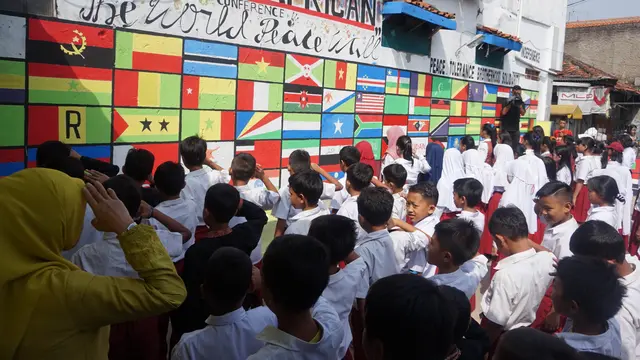 Puluhan siswa SD 249 Astana Anyar mengikuti upacara peringatan KAA ke-63 di halaman Aula RW 05 Lio Genteng, Kelurahan Nyengseret, Kecamatan Astana Anyar, Kota Bandung.