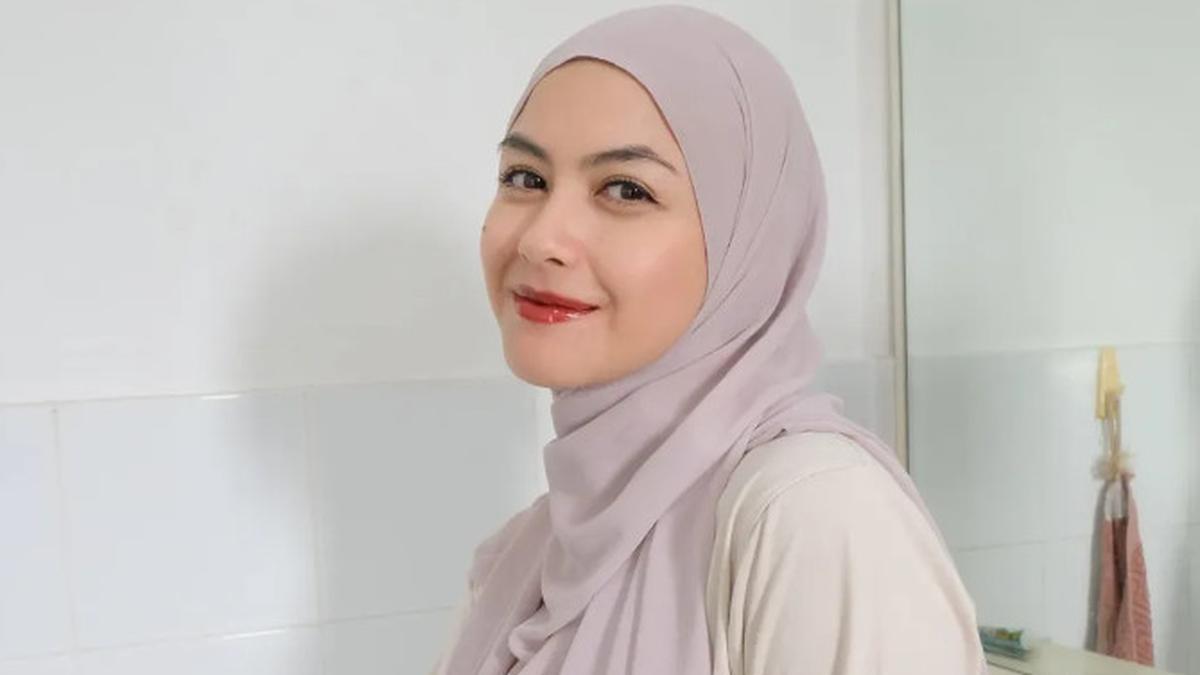 9 Inspirasi Hijaber Modern 40 Tahun Revalina S Temat, Effortless tapi Elegan