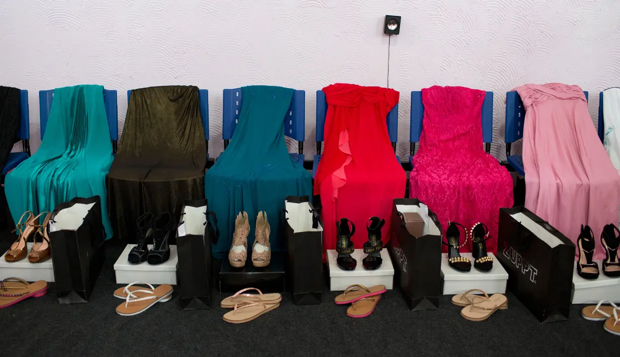 Gaun dan sepatu ditata untuk narapidana perempuan yang berkompetisi dalam kontes kecantikan Miss Talavera Bruce 2018 di Rio de Janeiro, Brasil, Selasa (4/12). Kontes ini untuk mengangkat rasa percaya diri para narapidana di sana. (AP/Silvia Izquierdo)