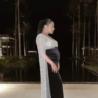 Angel Pieters dikenal dengan gaya fashionnya yang istimewa. Di masa kehamilan, ia juga tampak sempurna dalam parade gaun yang menjanjikan. Aksen velvet dan sequin hadirkan kesempurnaan gaya yang menawan. [Foto: Instagram/ Angel Pieters]