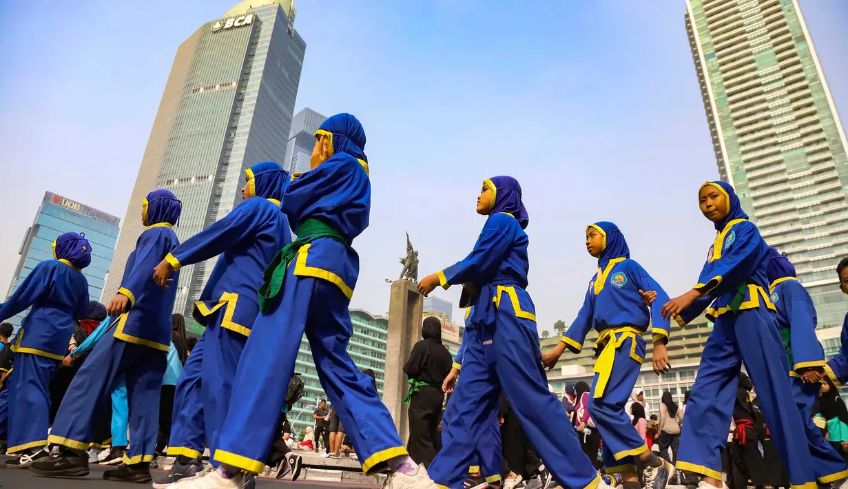 Pesilat dari berbagai perguruan silat se-Jabodetabek mengikuti Flash Mob Pencak Silat saat kegiatan CFD di kawasan Bundaran HI Jakarta, Minggu, 9 Agustus 2026. (KLY/Arie Basuki)
