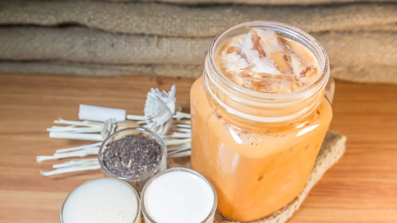 milk tea/copyright by Avigator Fortuner (Shutterstock)