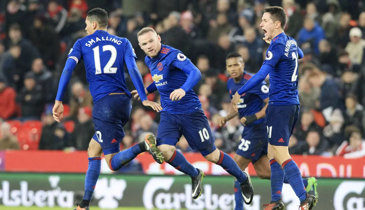 Kapten Manchester United, Wayne Rooney (tengah) merayakan golnya ke gawang Stoke City pada lanjutan Premier League di Bet365 Stadium, Stoke-on-Trent, (21/1/2017). Setan Merah bermain Imbang 1-1. (AFP/Lindsey Parnaby)