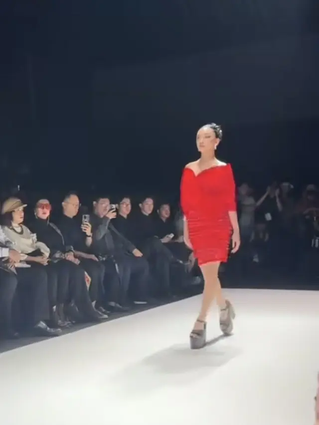 Naura Ayu  saat Catwalk.