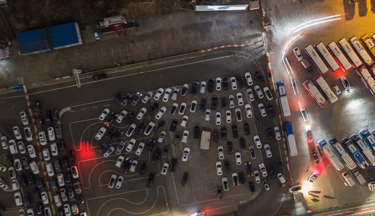 Foto pada 21 Maret 2020 menunjukkan pemandangan udara dari sebuah bioskop kendara atau drive-in cinema di Seoul, Korea Selatan. Jenis bioskop ini menjadi pilihan yang lebih bagi warga Seoul untuk menikmati film di tengah pandemi virus corona Covid-19 yang mewabah di sejumlah negara. (Ed JONES/AFP)